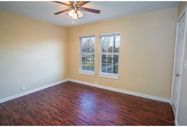 Building Photo - 526 Cooper St