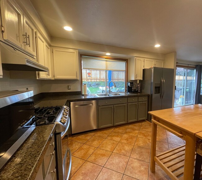 Building Photo - 4 bedroom, 2.5 Bath House in Mukilteo, $3995 per month