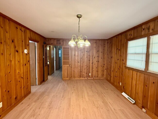 Building Photo - Three bedroom, 1.5 bath house in Burlington