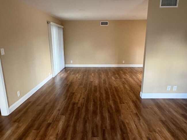 Building Photo - Beautiful 4 bedroom home