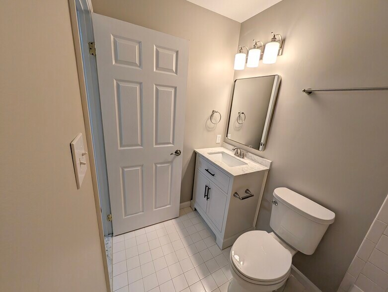 Upstairs full bath - 14141 Betsy Ross Ln