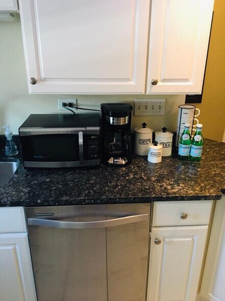 Granite countertops - 181 Pius St