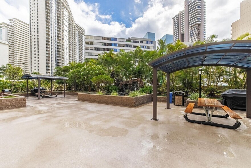 Building Photo - 411 Hobron Ln