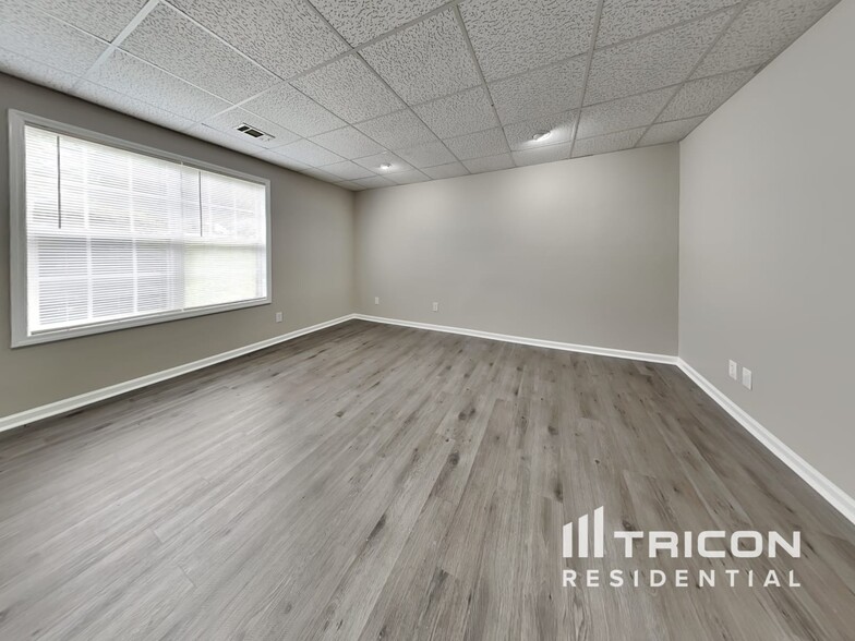 Building Photo - 207 Legend Dr