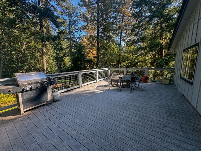 Building Photo - Peaceful Country Living on Over 3 Acres in South Eugene!