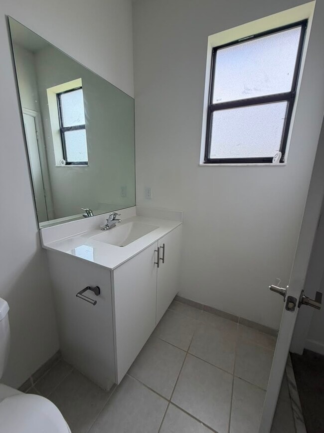 Building Photo - 519 NE 208th Terrace