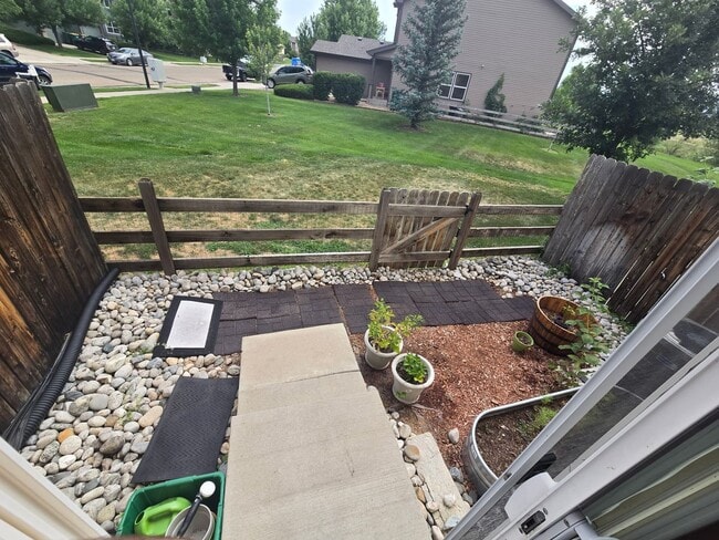 Building Photo - Updated 3BR Townhouse with Garage Availabl...