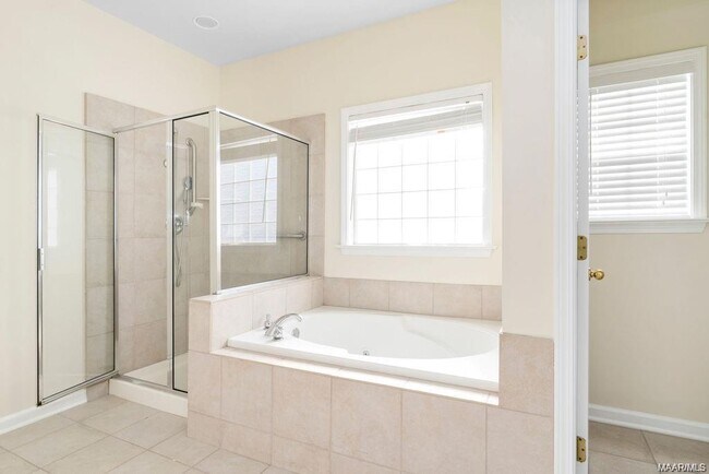 Building Photo - 3412 Crestwood Ln