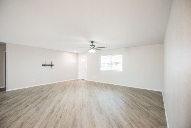 Building Photo - Large 1 + Acre Lot with 3 bedroom home in ...