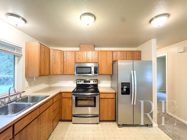 Building Photo - Peaceful End-of-Street Duplex with Private...