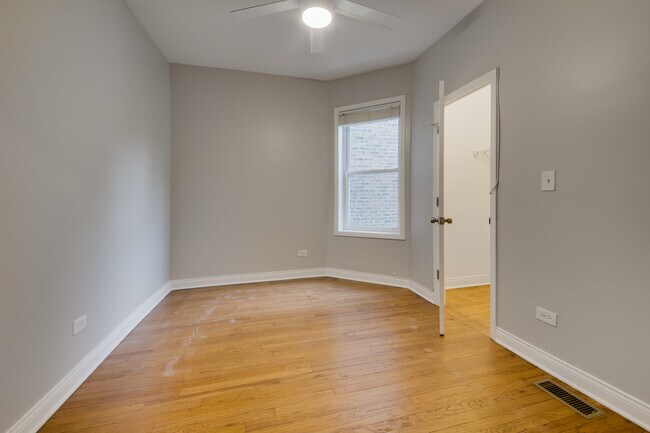 Building Photo - 5039 W Cullom Ave