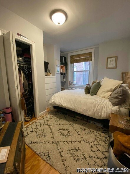 Building Photo - 28 Fleet St