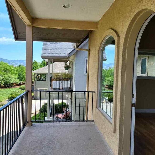 Building Photo - 528 W Nevada St