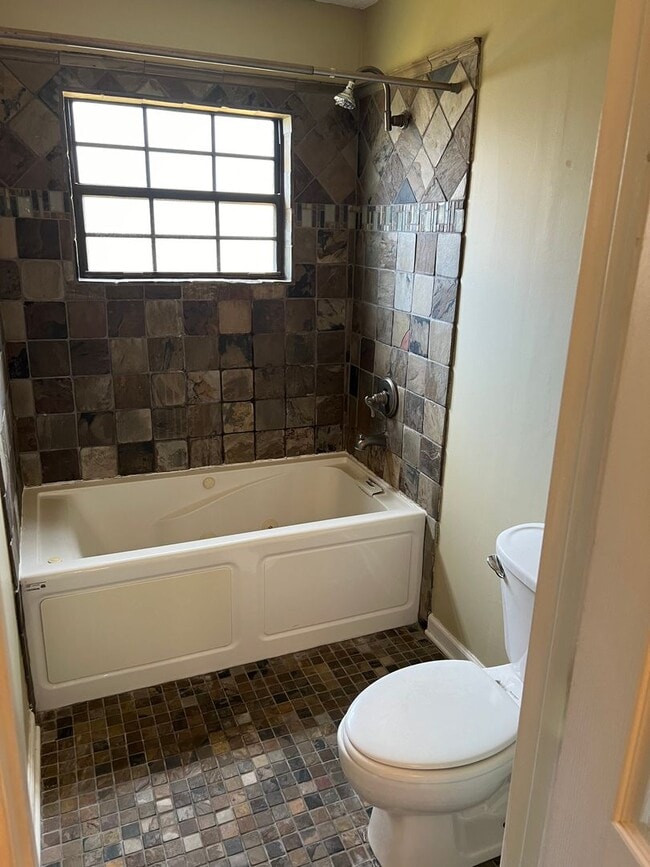 Building Photo - 3 bedroom 2 bath beauty