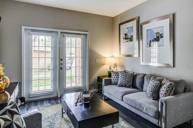 Building Photo - Lago Del Mar