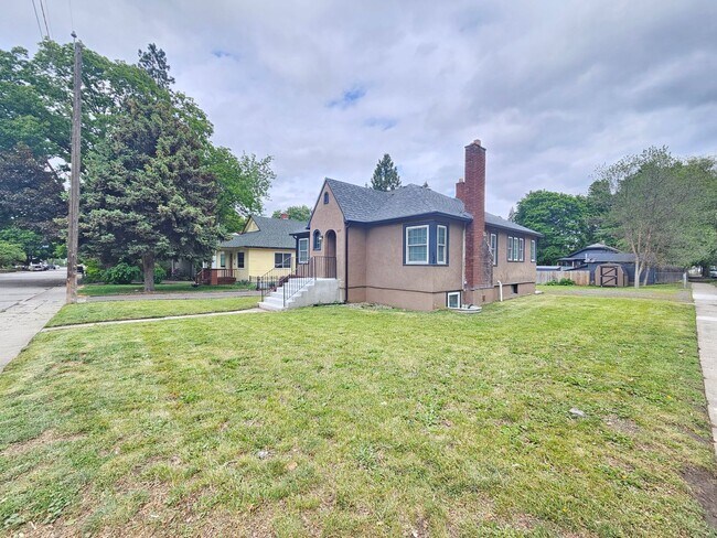 Building Photo - $2,300 - 4 Bed / 2 Bath Charming Home In P...