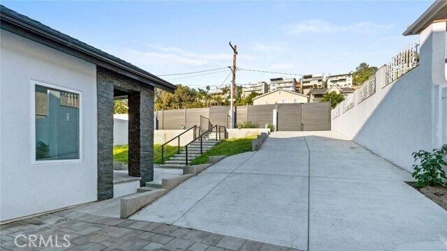 Building Photo - 420 S Hill St