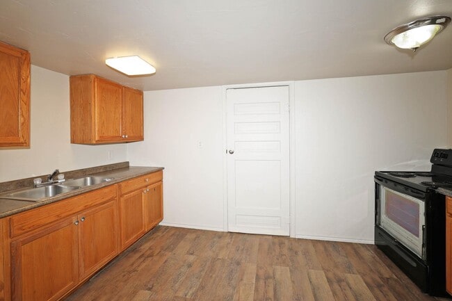 Building Photo - 4240 SW 10th Ave