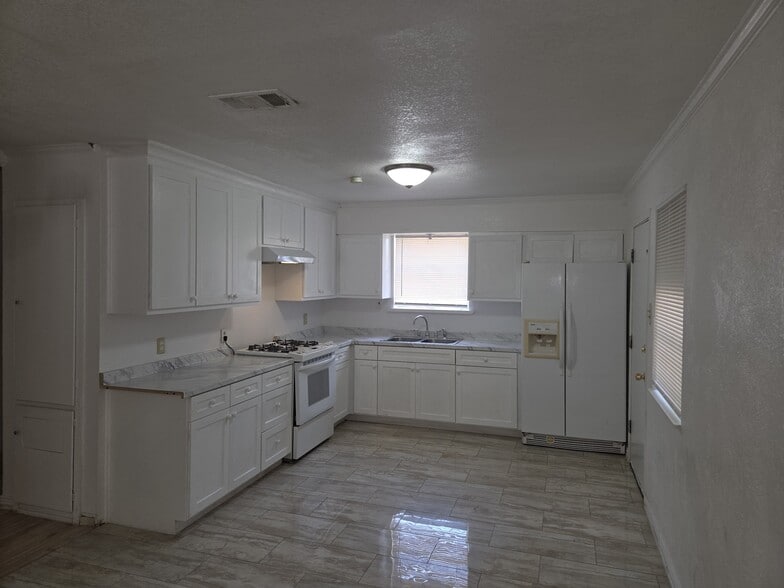 Building Photo - 714 E Vista Dr