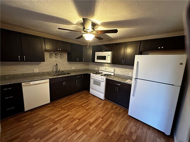 Building Photo - 205 Woodside Dr