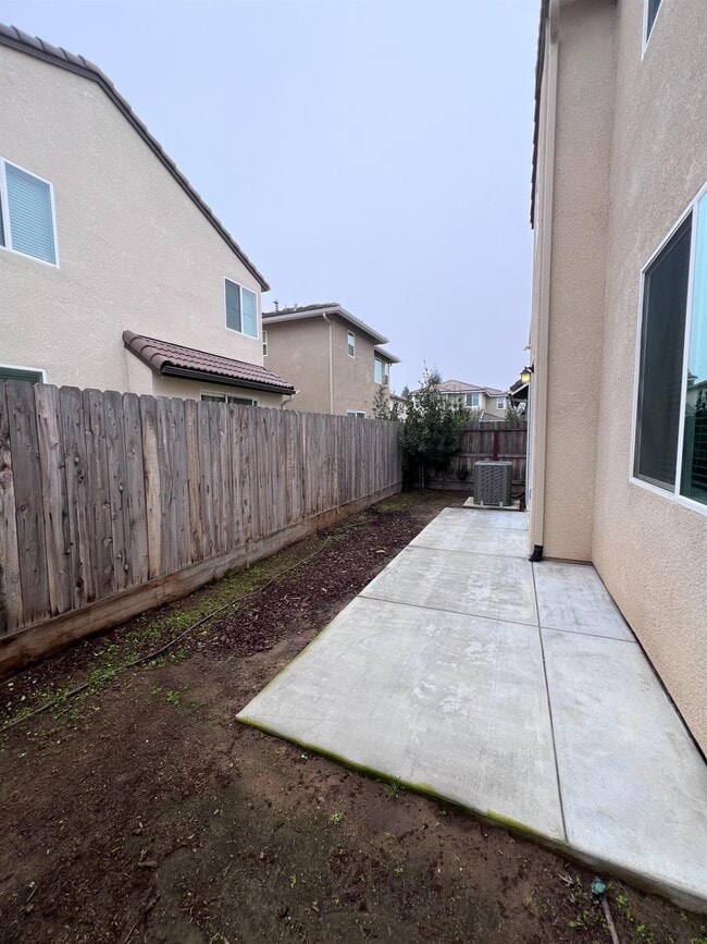 Building Photo - 1918 Oak Ln