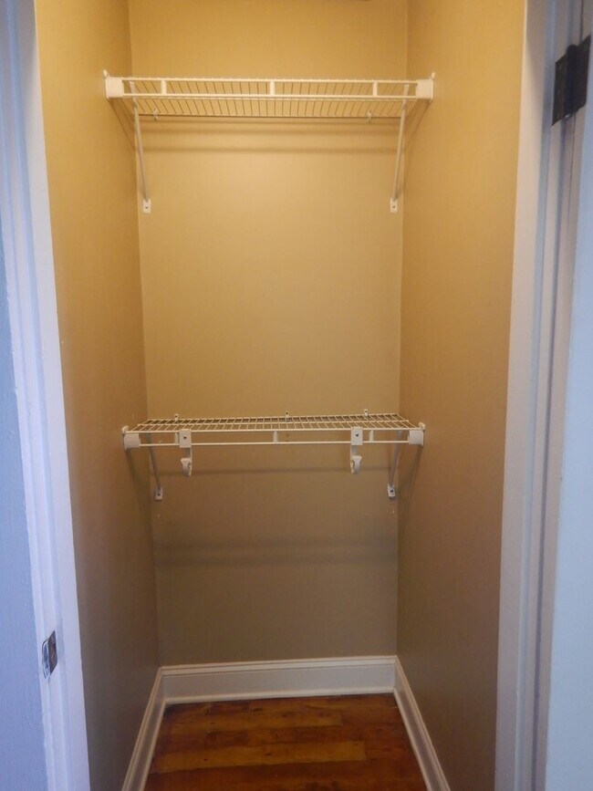 Building Photo - 3 Bedroom 2 Bath house on level lot. Pet Friendly