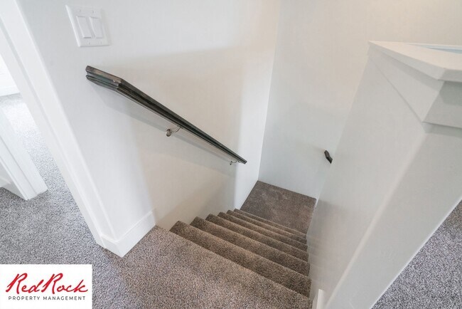 Building Photo - Private 4 Bedroom Corner Unit