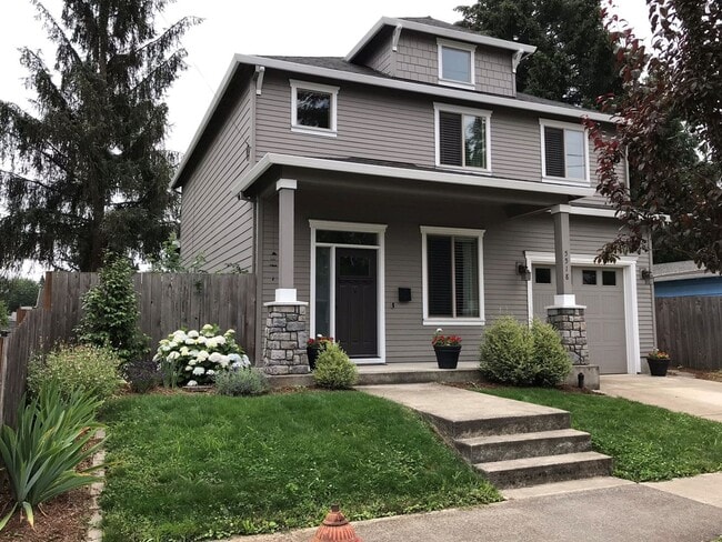 Primary Photo - 4bed/3ba Old Portland style Home Nestled i...