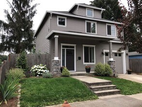 Building Photo - 4bed/3ba Old Portland style Home Nestled i...