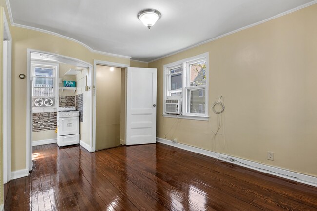 Building Photo - 90 W 43rd St