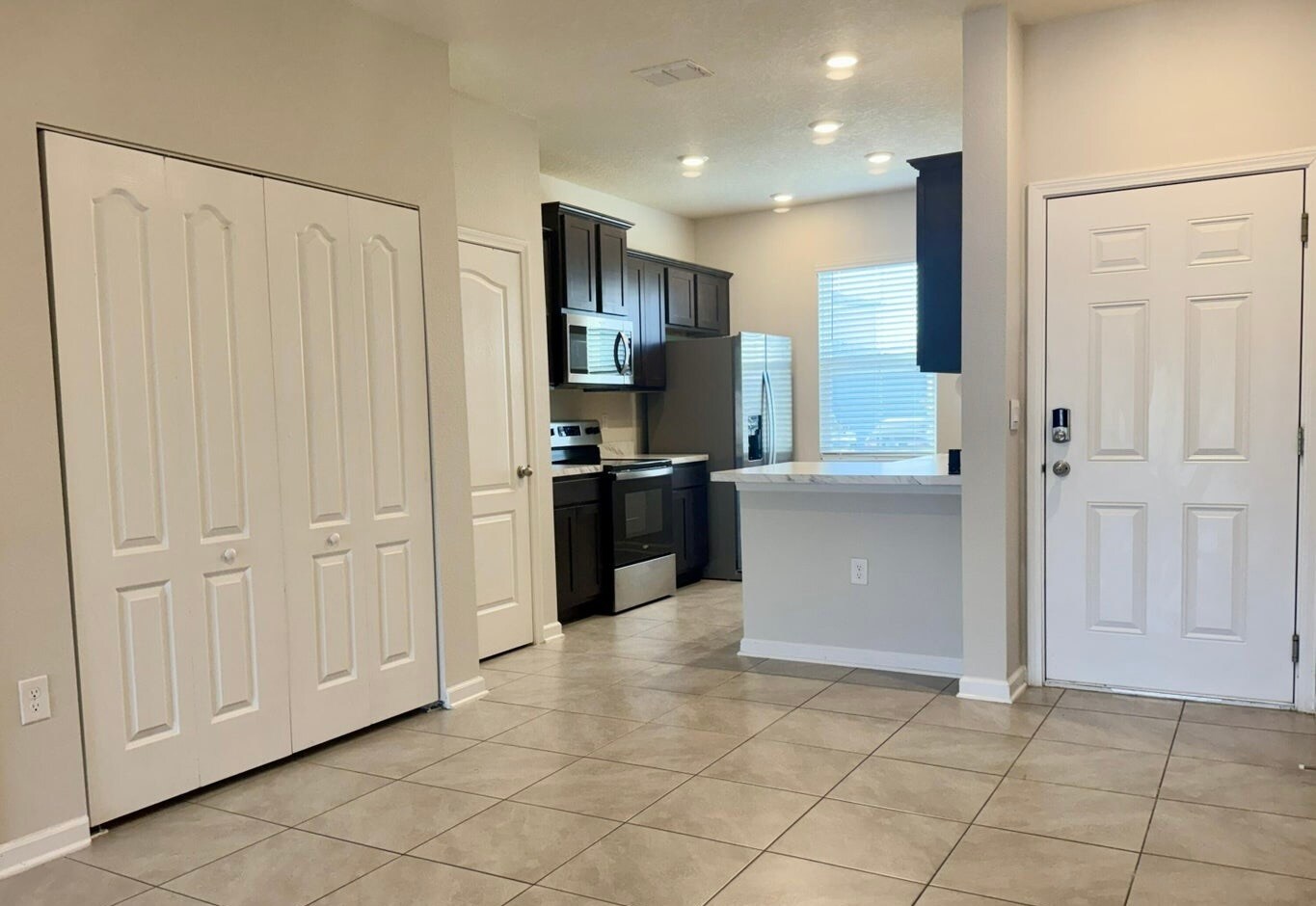 Building Photo - 3992 Village View Ln