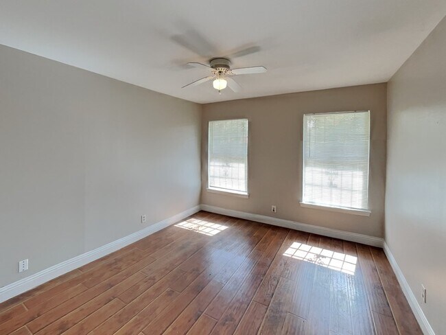 Building Photo - No Application Fee* Plus $250 Off First 2 ...