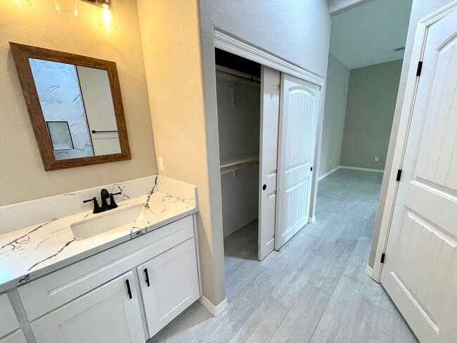 Building Photo - Beautiful 3 Bedroom Home on Desert Lakes Golf Course!