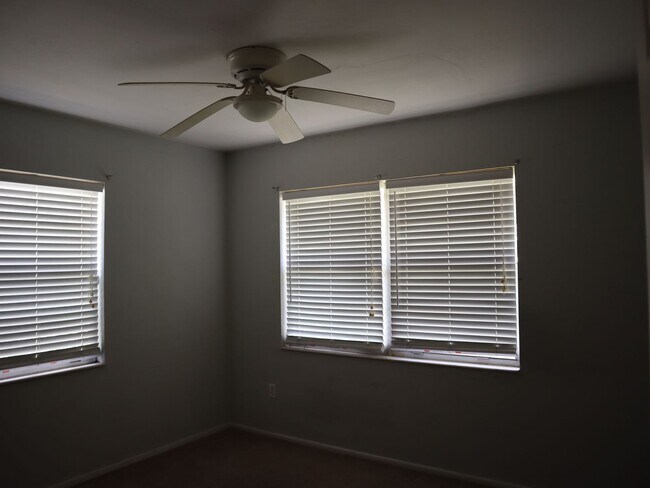 Building Photo - Cute 3 bedroom 2 bath 1 Car Garage  $1`650.00 Call Carole Arcaro 386-216-4900 Deltona Lakes Realty