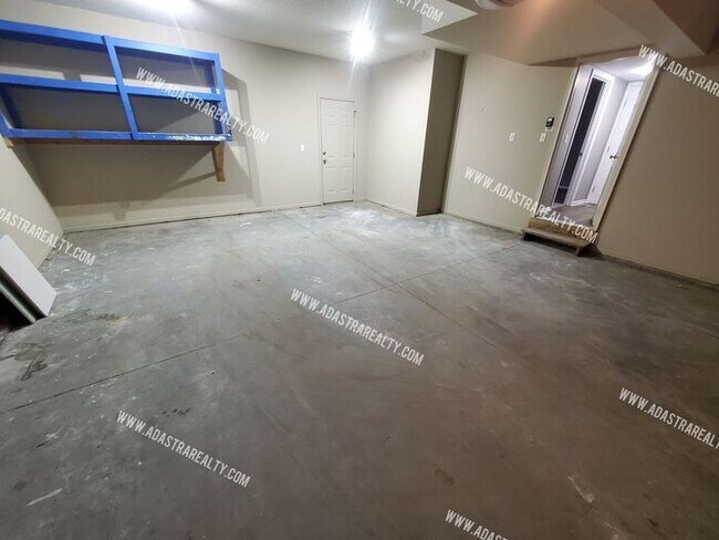 Building Photo - Gorgeous Modern Shawnee Townhome!! So much...