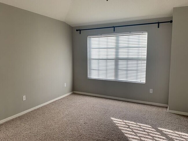 Building Photo - WESTCHASE - THE VINEYARDS