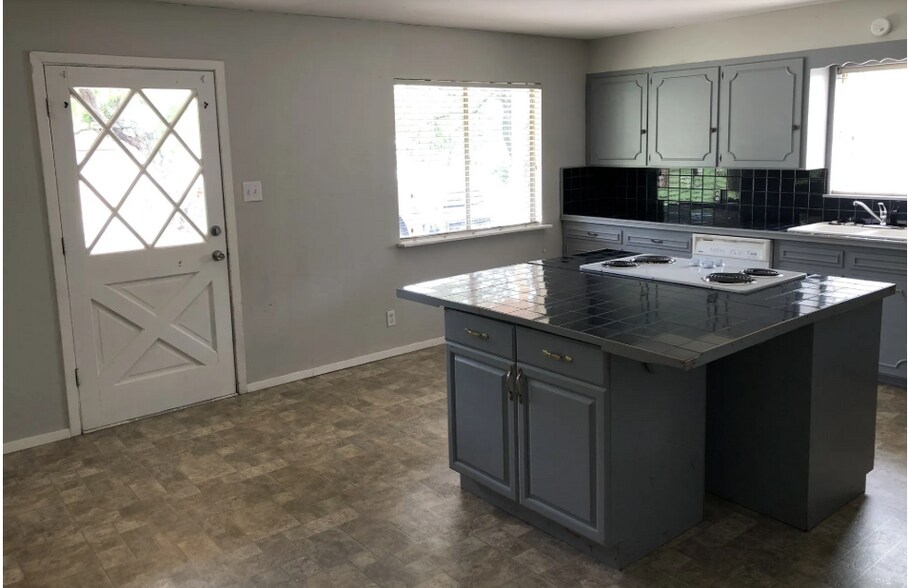 Kitchen - 2754 Yale