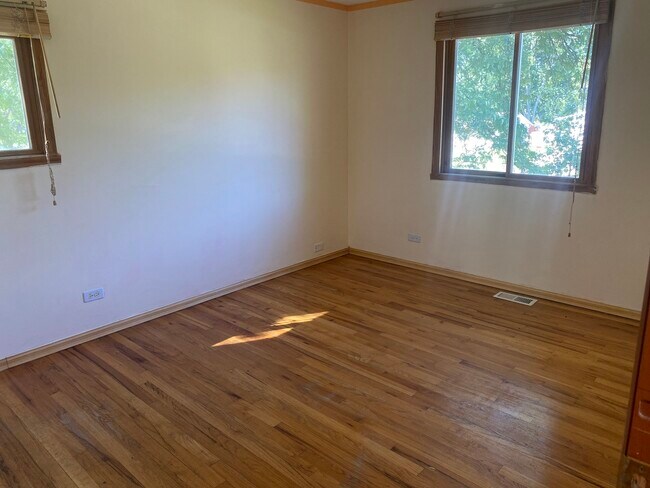 Building Photo - 709 S Salem Dr