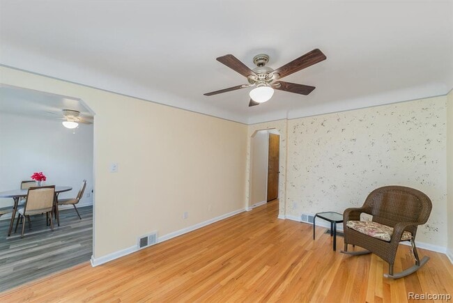 Building Photo - 305 E Granet Ave