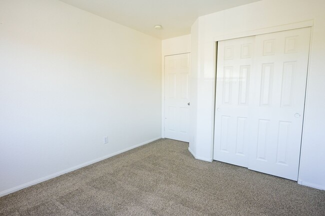 Building Photo - Well-Maintained 3 Bed, 2.5 Bath Home with Garage & Private Backyard