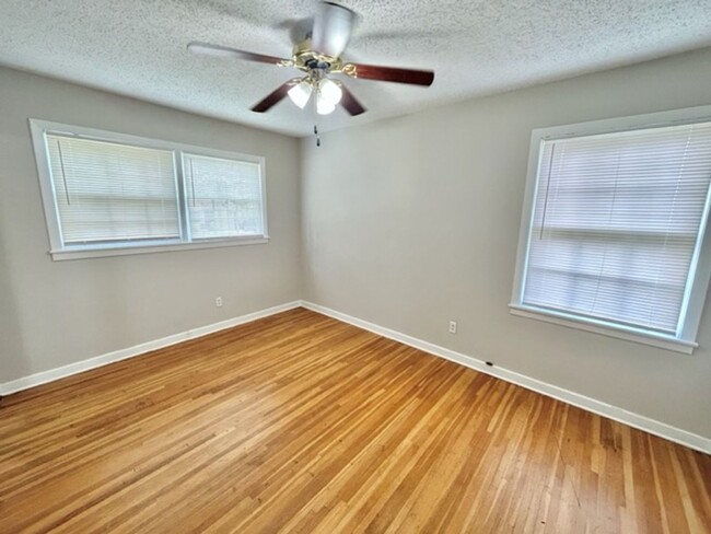Building Photo - THREE BEDROOM/TWO BATH SPACIOUS HOME - CON...