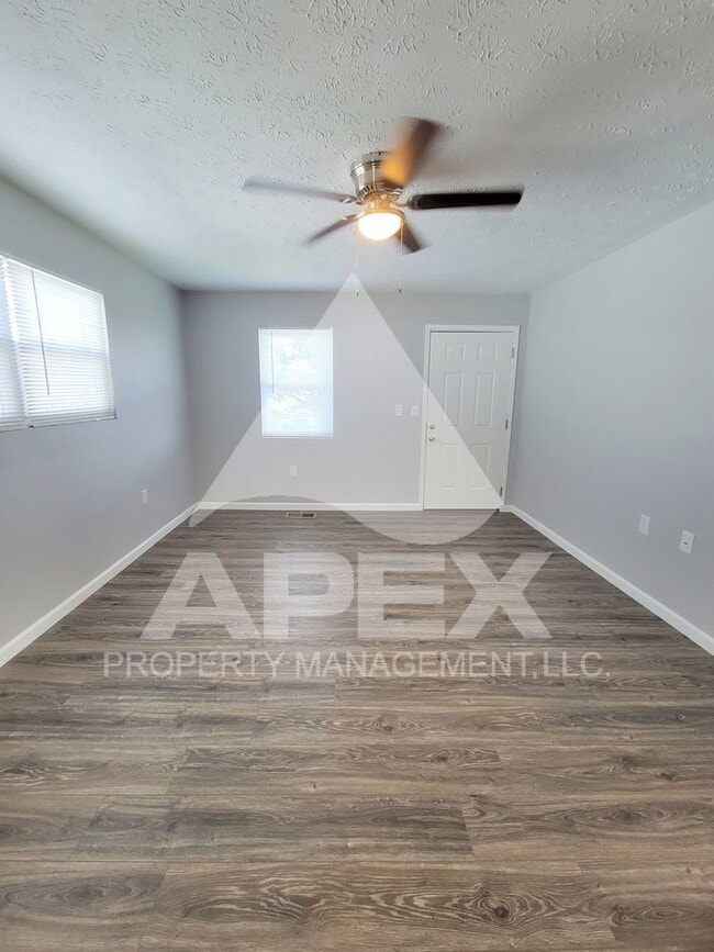 Building Photo - Renovated - 2 Bd 1 Ba Single Family home in North Knox close to downtown!