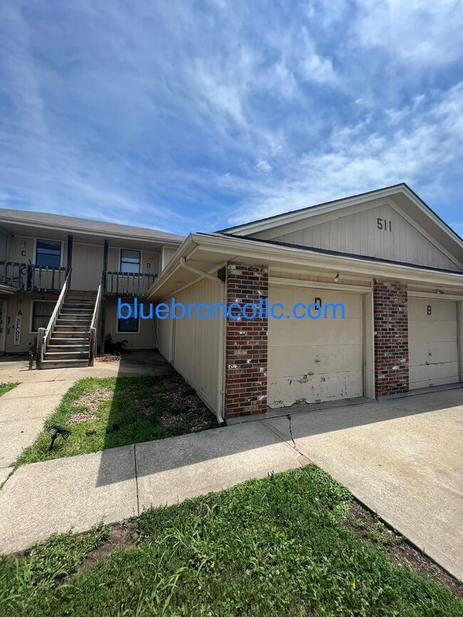 Primary Photo - Cute 2 bedroom 1 bathroom home with a 1 ca...
