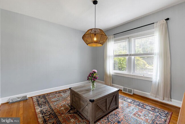 Building Photo - 2128 Gilles St