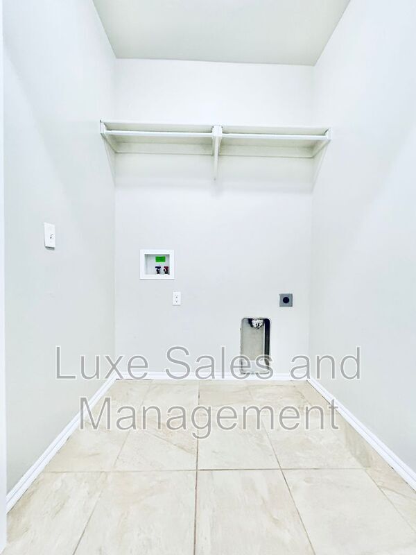 Building Photo - 1328 Garden Gate Dr