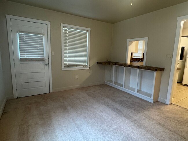 Building Photo - 4312 NW Santa Fe Ave