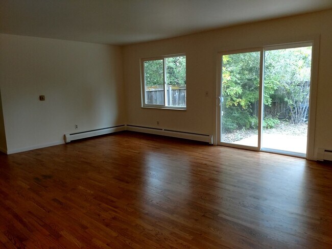 Building Photo - Charming 1 Level House 3 Bed, 2 Bath with ...