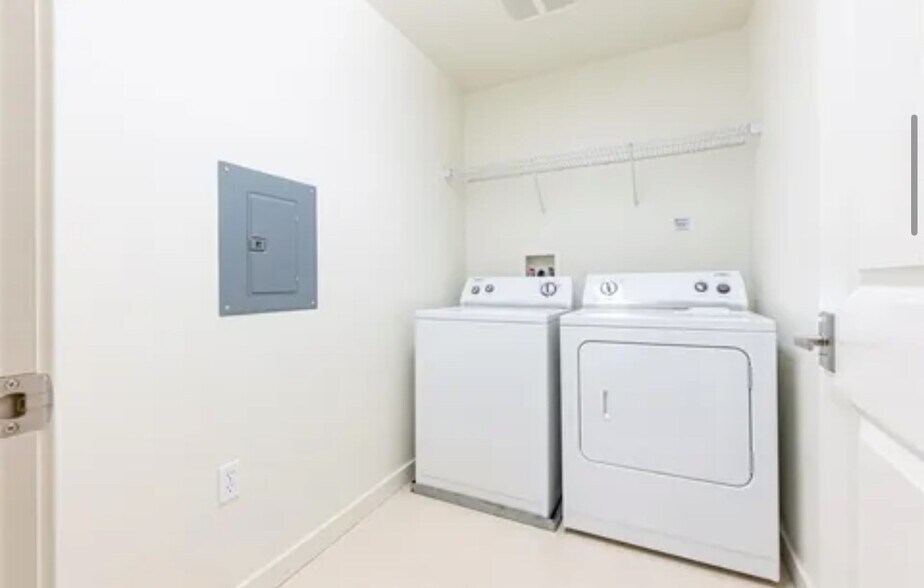 Building Photo - 4463 Hyde Cmn