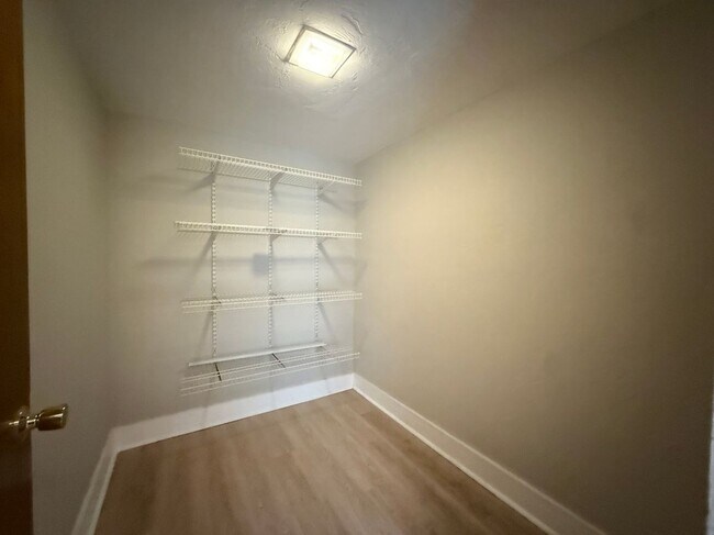 Building Photo - 5006 Sherwood Ln