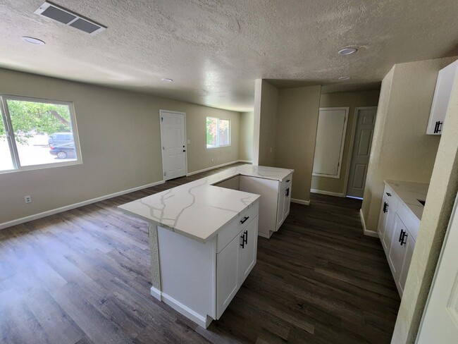 Building Photo - Beautiful Remodled, 4 Bedroom Home!
